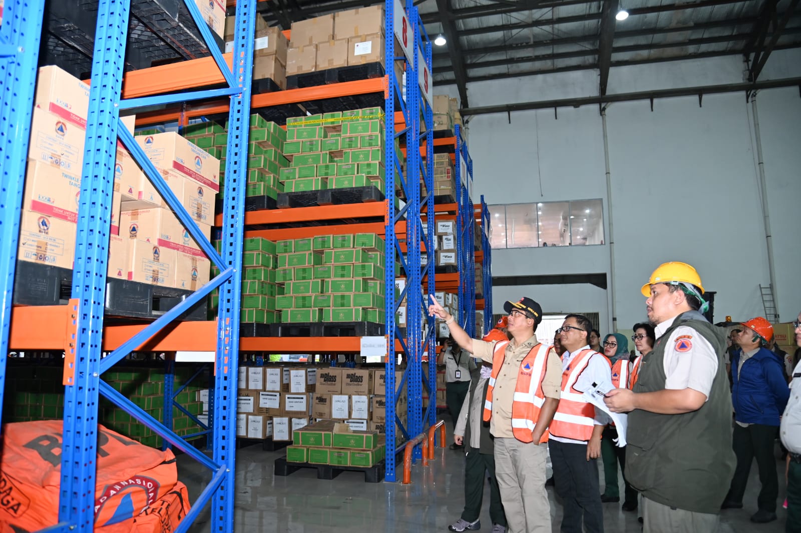 Kepala BNPB Tinjau Ketersediaan Logistik